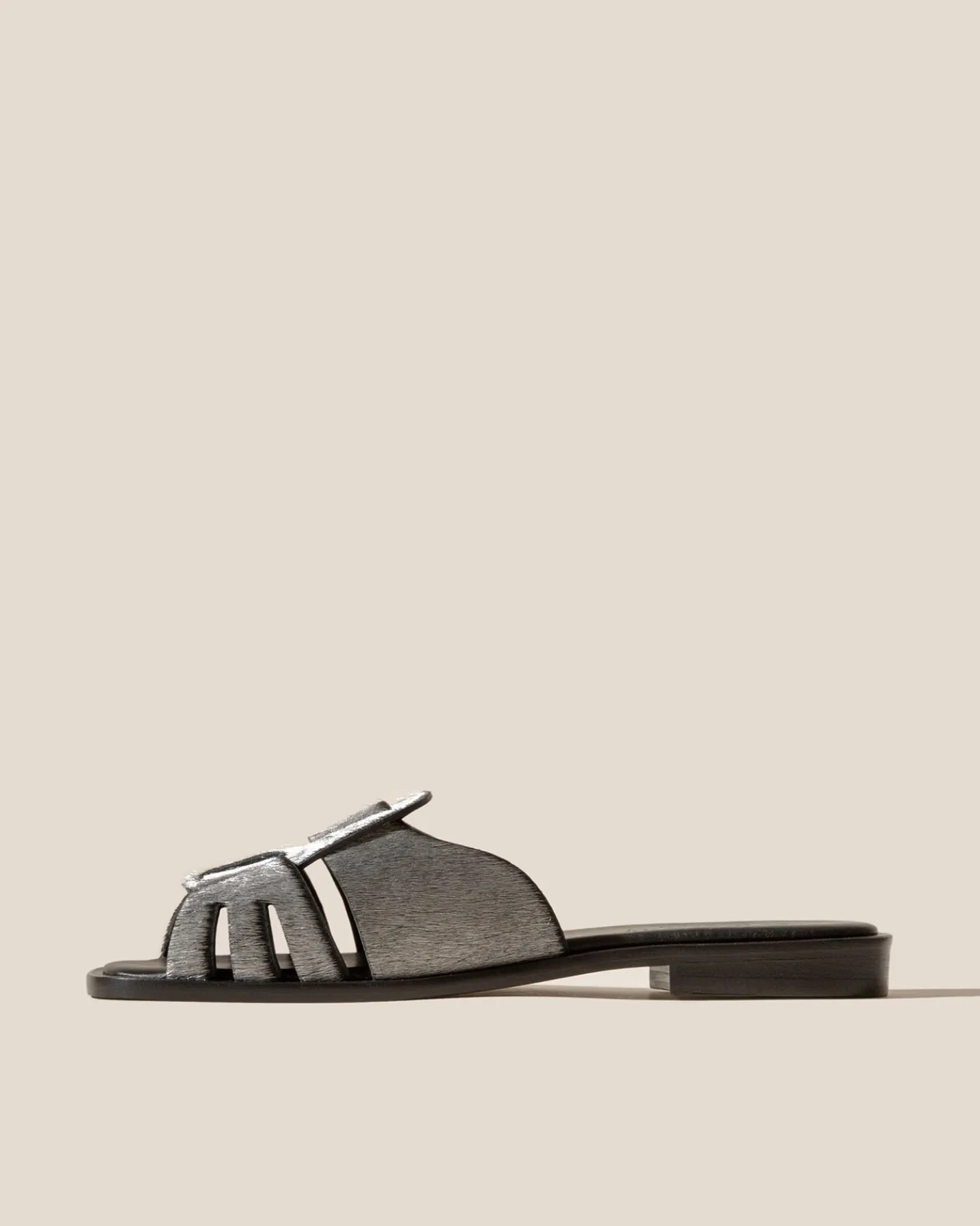 ANCORA SQUARED SLIDE SHORT CALF HAIR